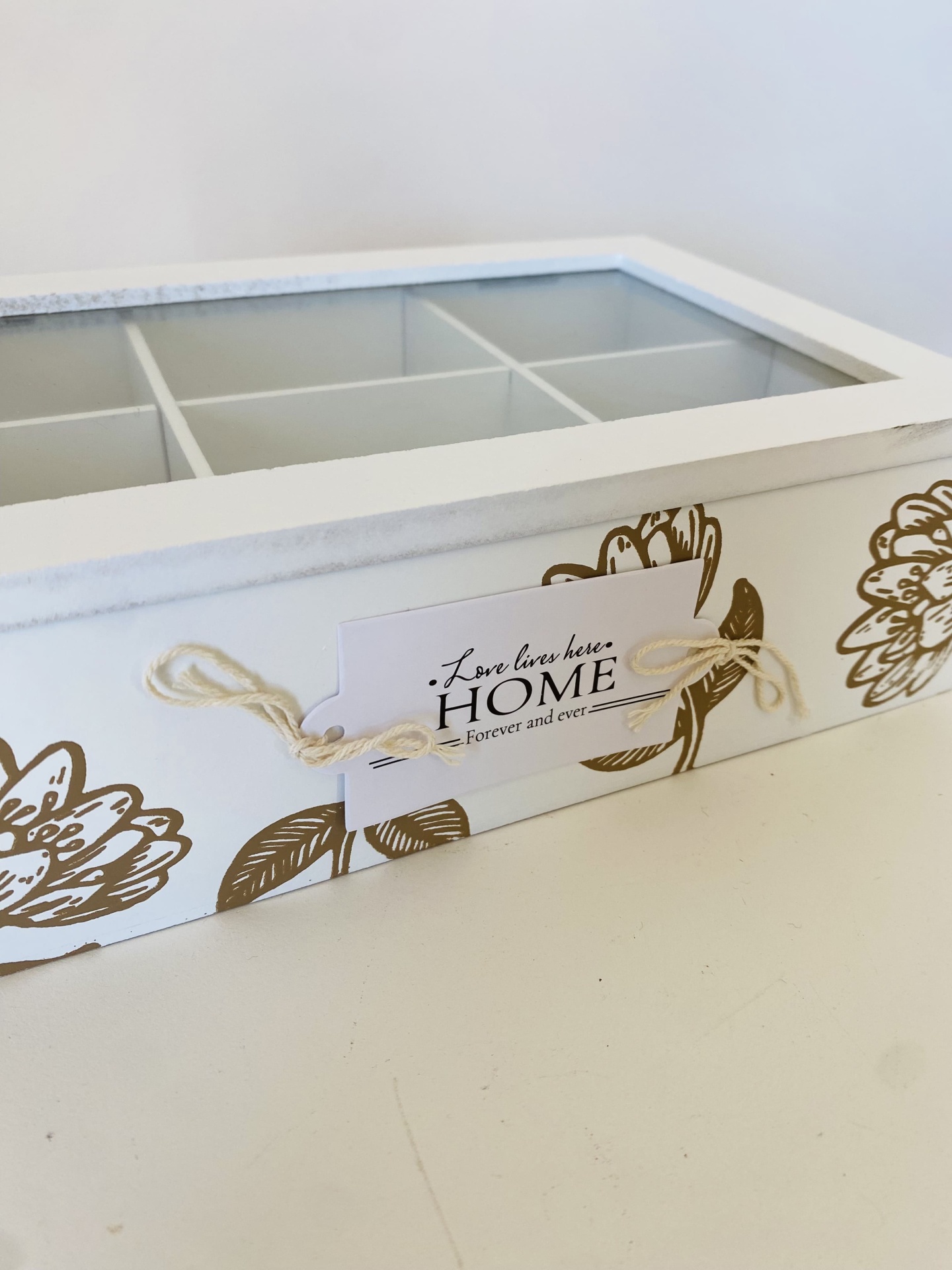 Caixa branca de madeira com tampa de vidro e decoração floral dourada