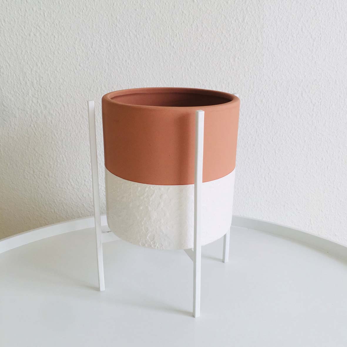 Vaso bicolor de cerâmica em estrutura metálica branca