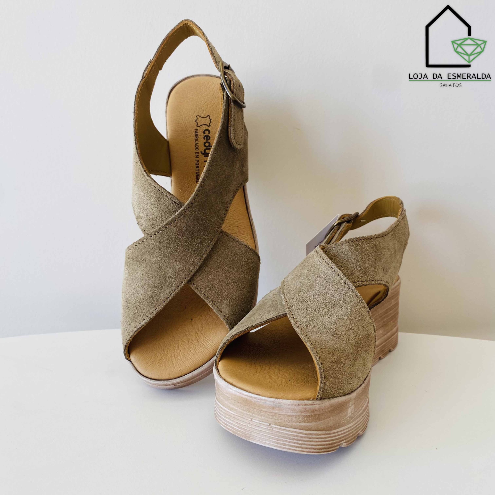 Sandálias de cunha bege em camurça com sola em madeira clara