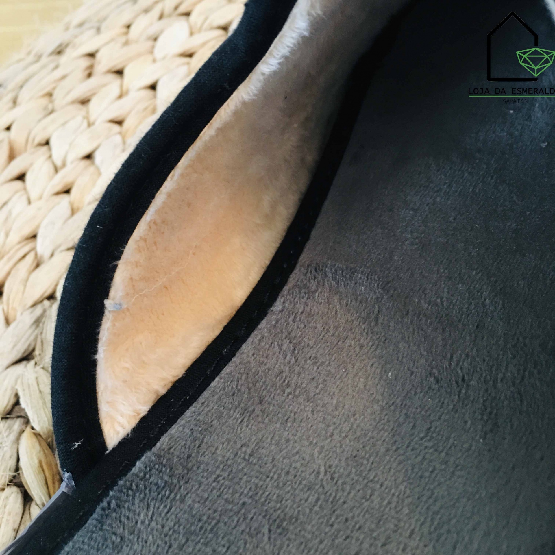 Máscara de dormir em tecido preto com interior pelúcia castanha clara