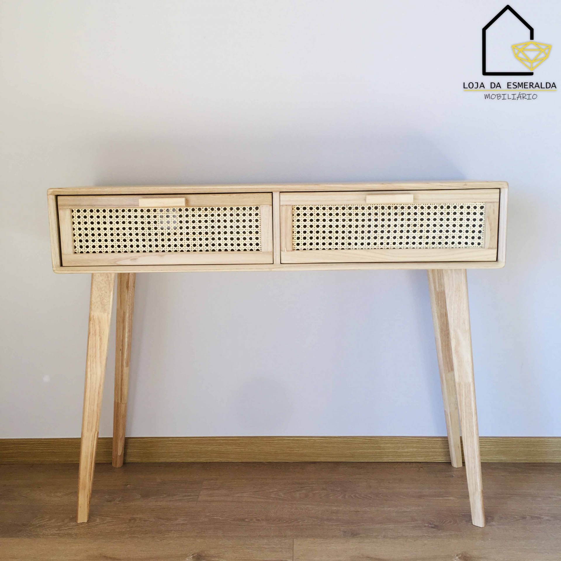 Mesa de madeira clara com duas gavetas de palhinha e pernas inclinadas