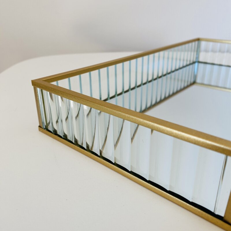 Bandeja retangular dourada com laterais de vidro canelado