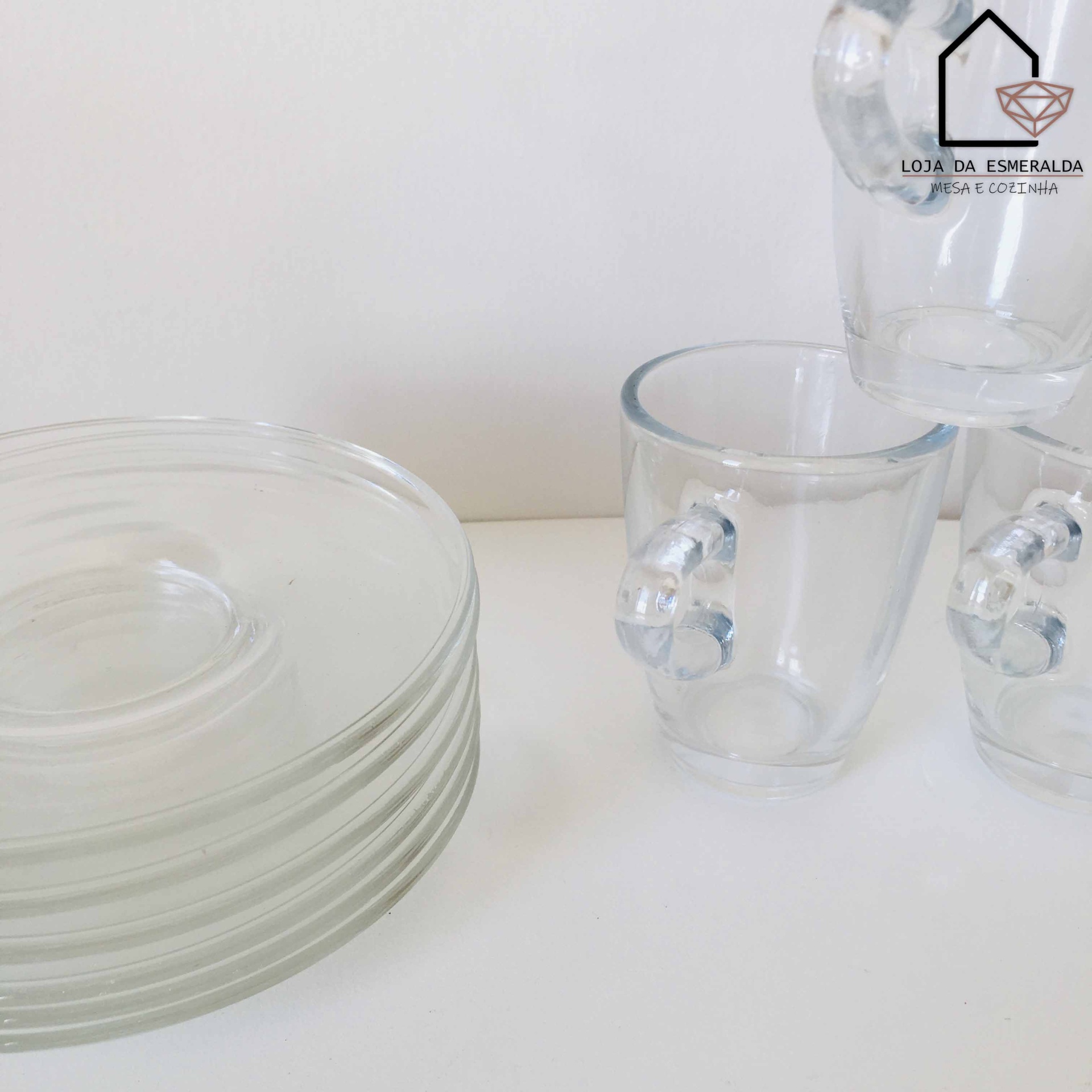 chávenas e pratos de vidro transparente com alças arredondadas