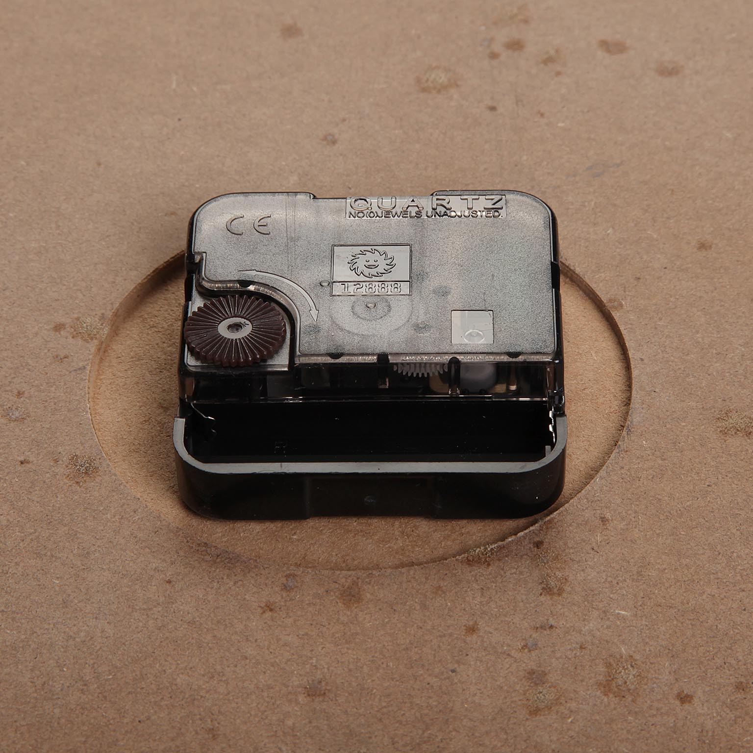 Mecanismo de relógio quadrante de plástico transparente numa superfície de madeira