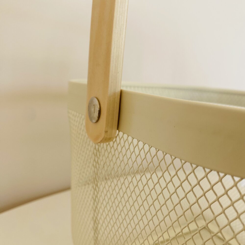 Cesto de malha metálica branca com pega de madeira