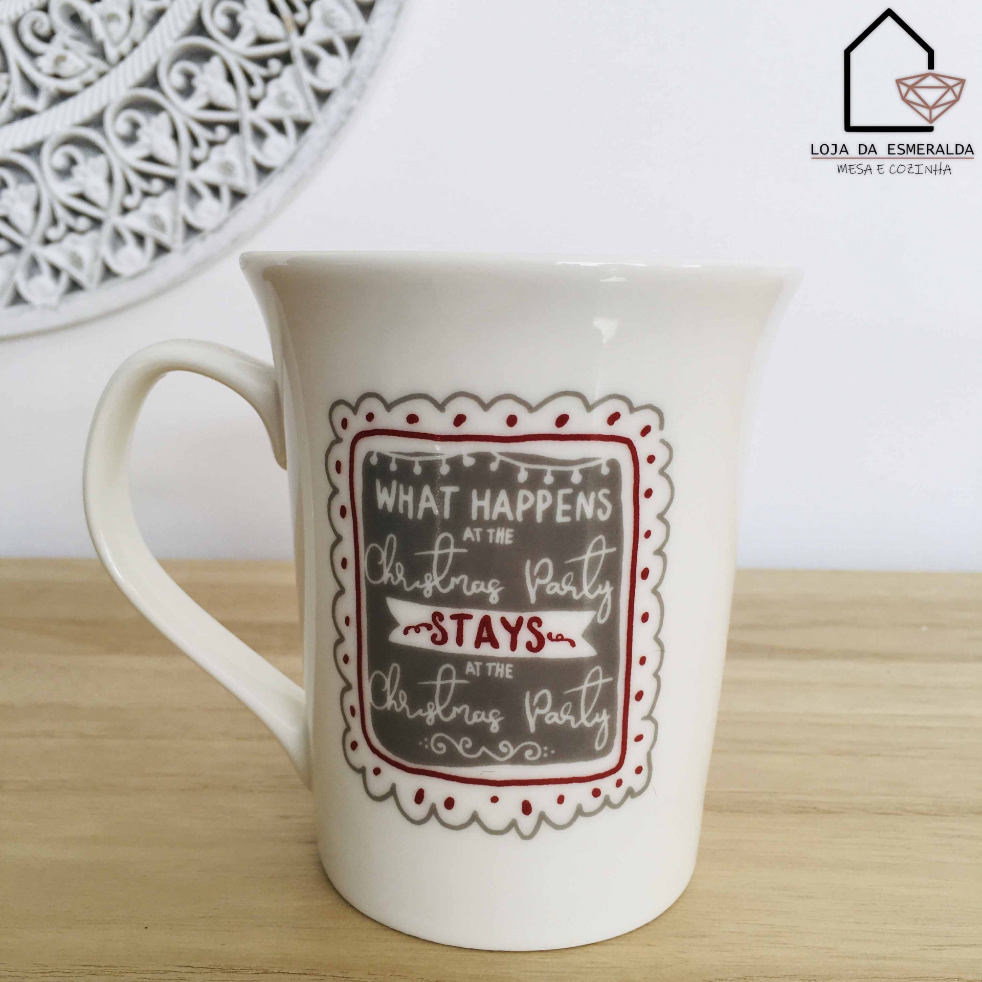 Caneca branca de cerâmica com texto decorativo