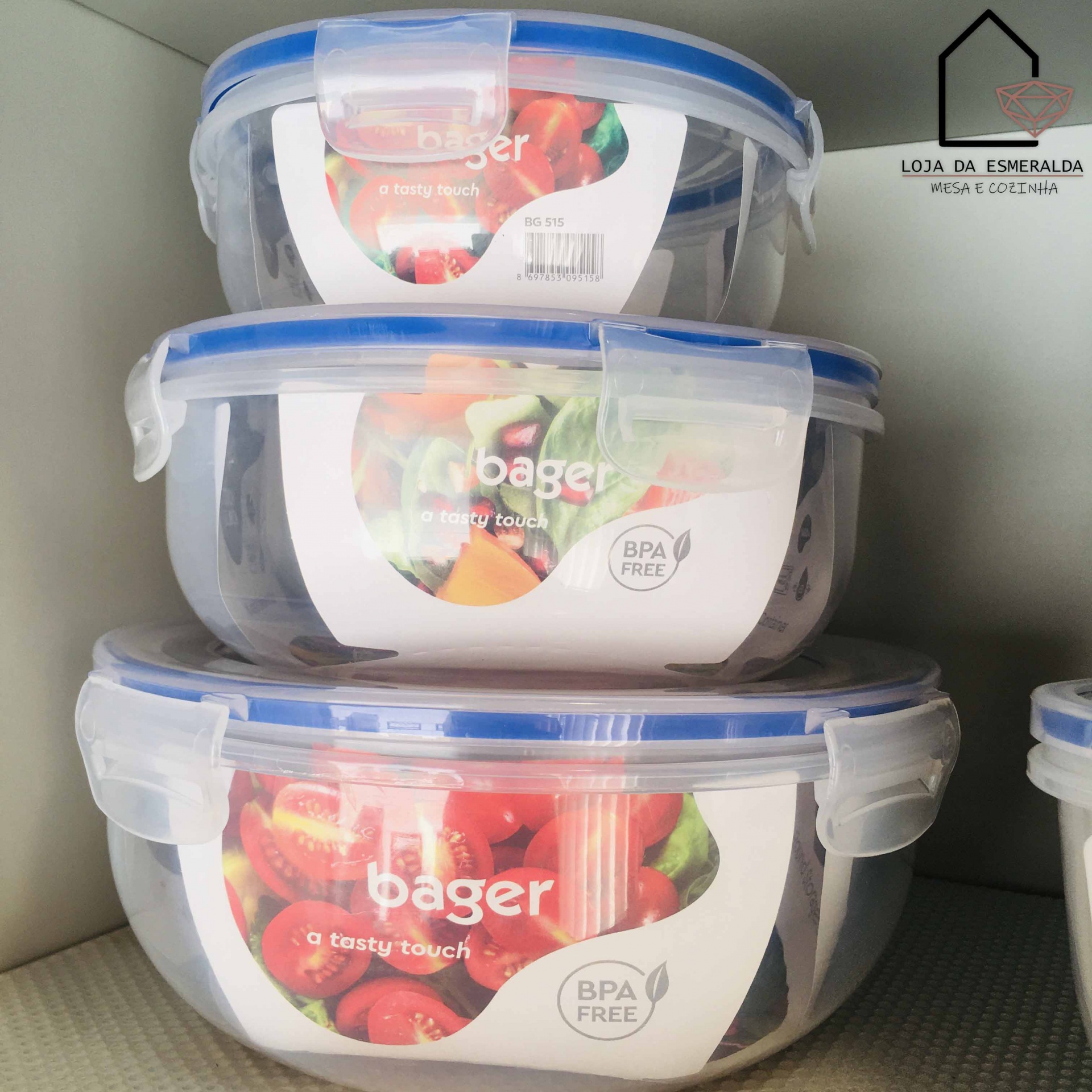 Conjunto de três táperes transparentes com tampas azuis e etiquetas coloridas com frutas e legumes