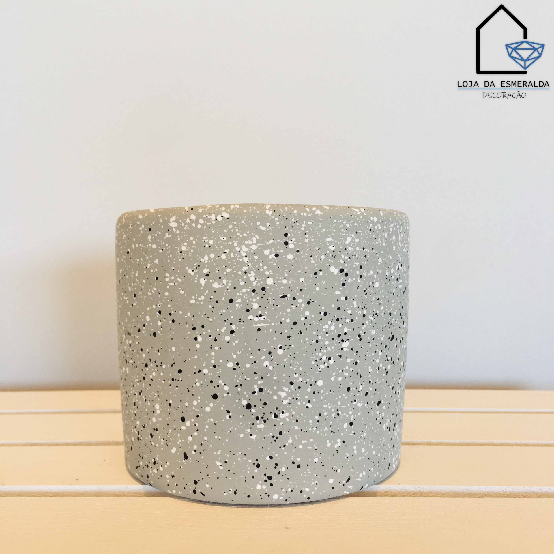 Vaso de cerâmica cinza com pintas pretas e brancas