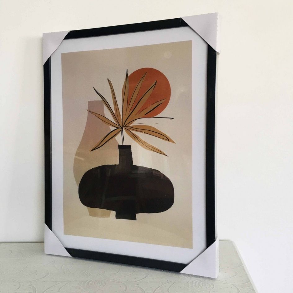 Quadro ilustrativo minimalista em moldura preta com vaso e folhas