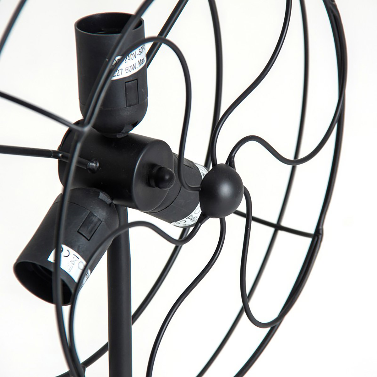Ventoinha de metal preta com grelha circular e suporte com quatro lâmpadas