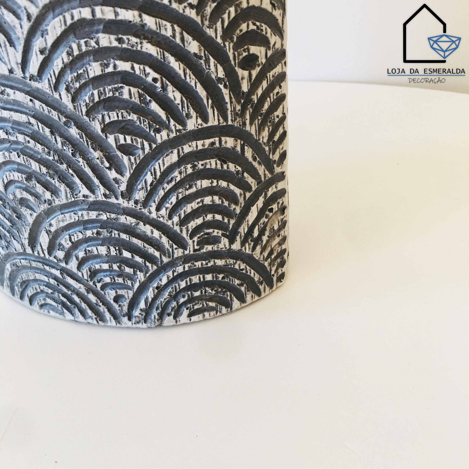 Vaso decorativo com padrão de arcos em preto e cinzento e logótipo Loja da Esmeralda ao fundo