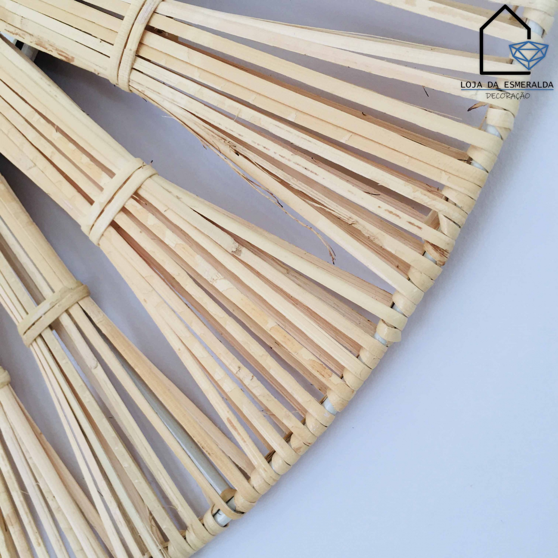 Espelho redondo com moldura de vimes trançado natural