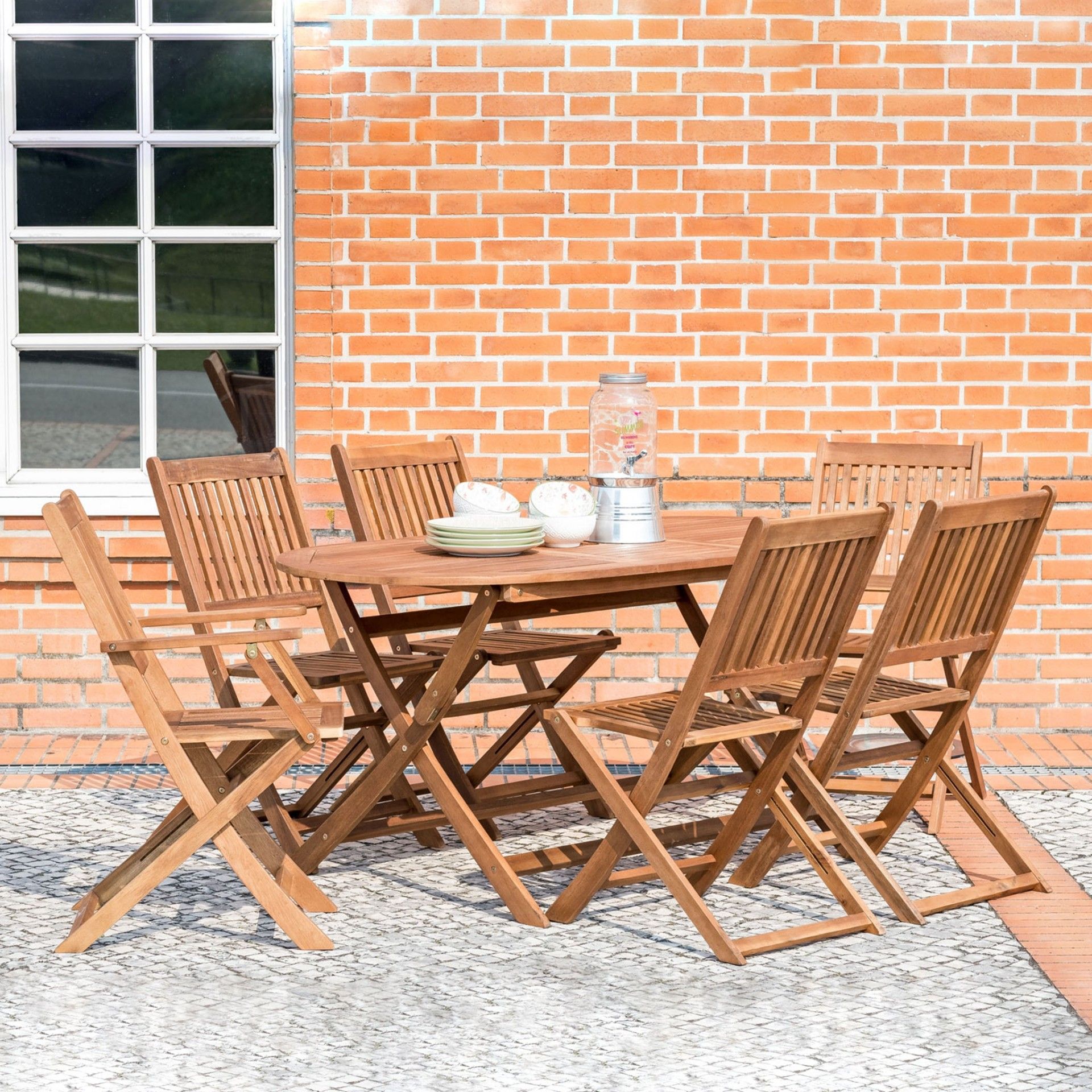 Conjunto de mobiliário de jardim em madeira clara com mesa retangular e seis cadeiras dobráveis
