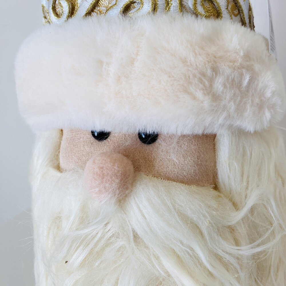 Boneco decorativo do Pai Natal com barba e chapéu branco com detalhes dourados