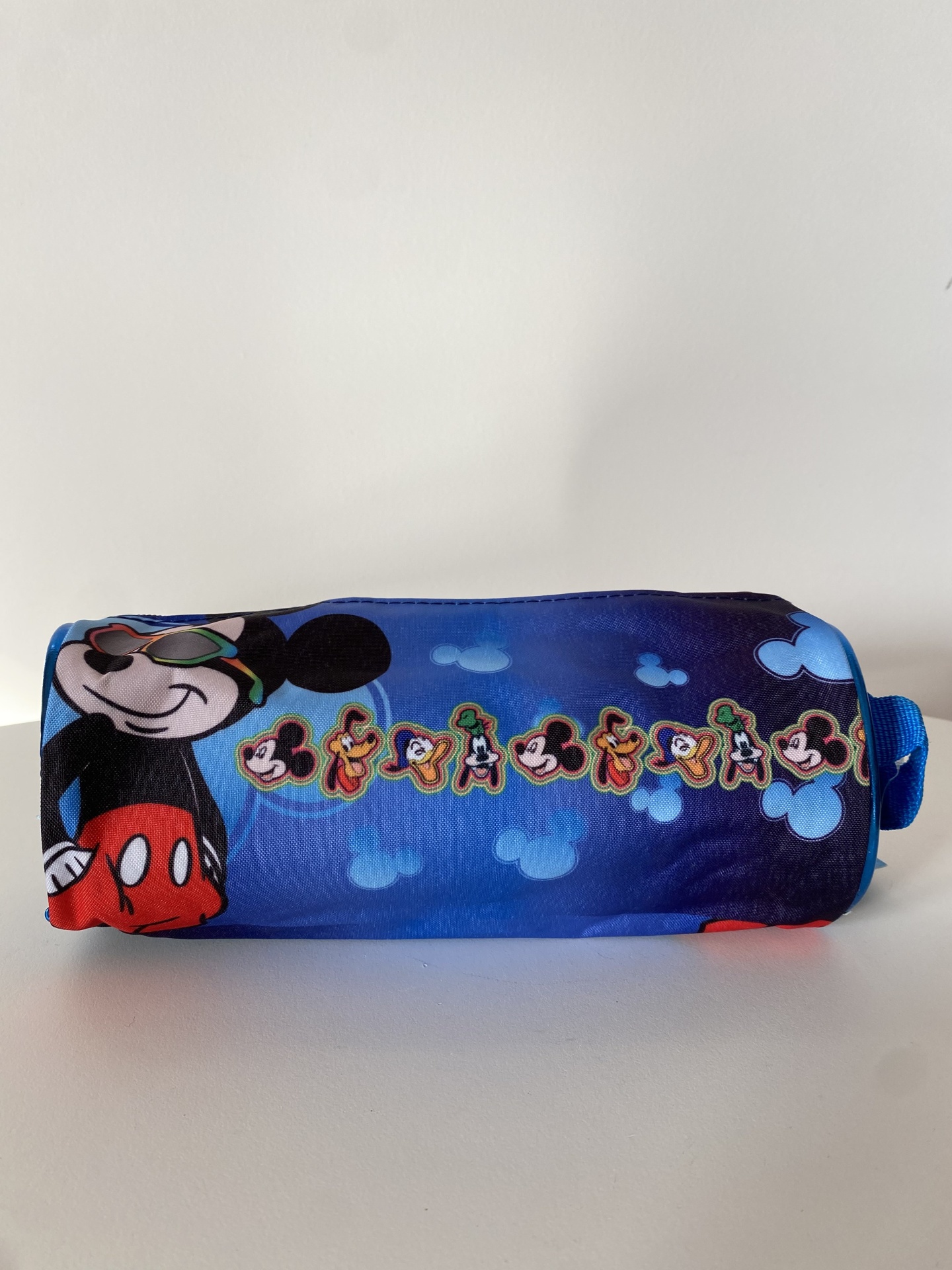 Estojo escolar azul com imagem do Mickey Mouse e texto MICKEY MOUSE