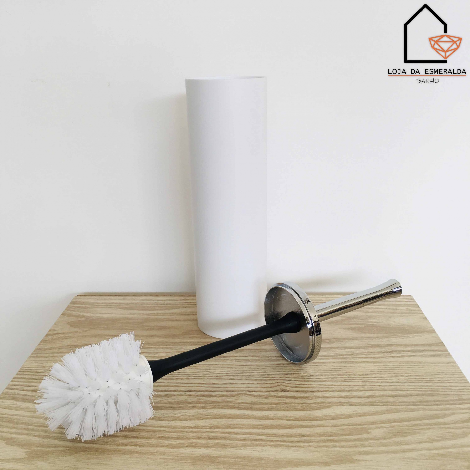 Escova sanitária com suporte branco sobre superfície de madeira