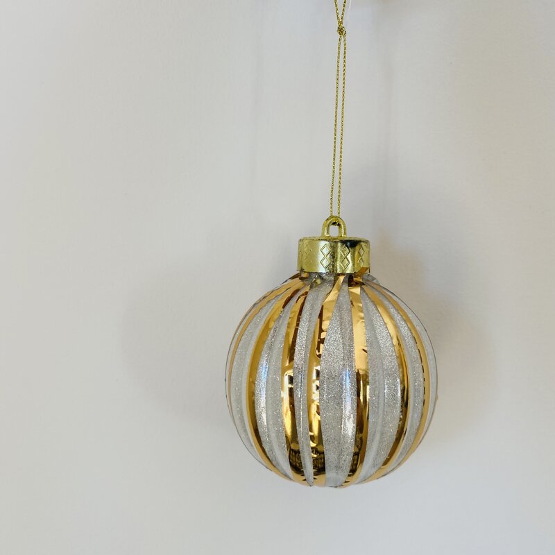 Bola de natal dourada e prateada com glitter pendurada