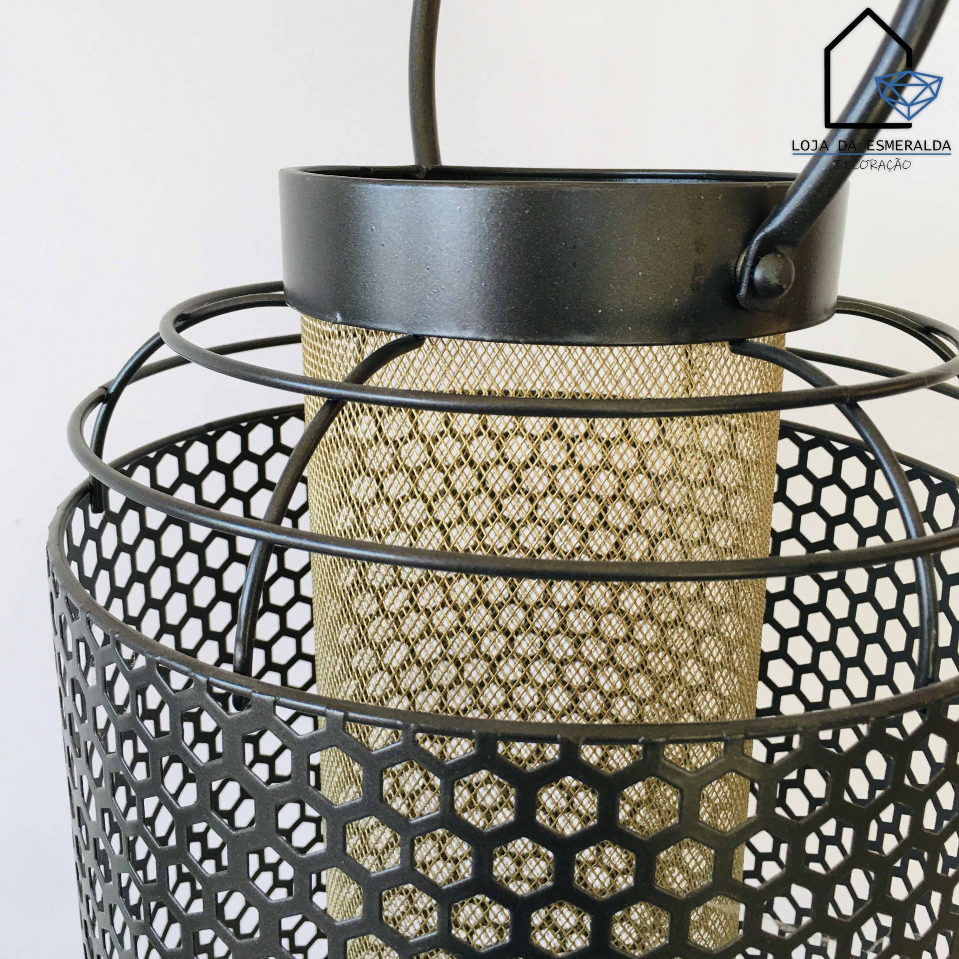 Candeeiro de suspensão preto com padrão hexagonal e interior dourado