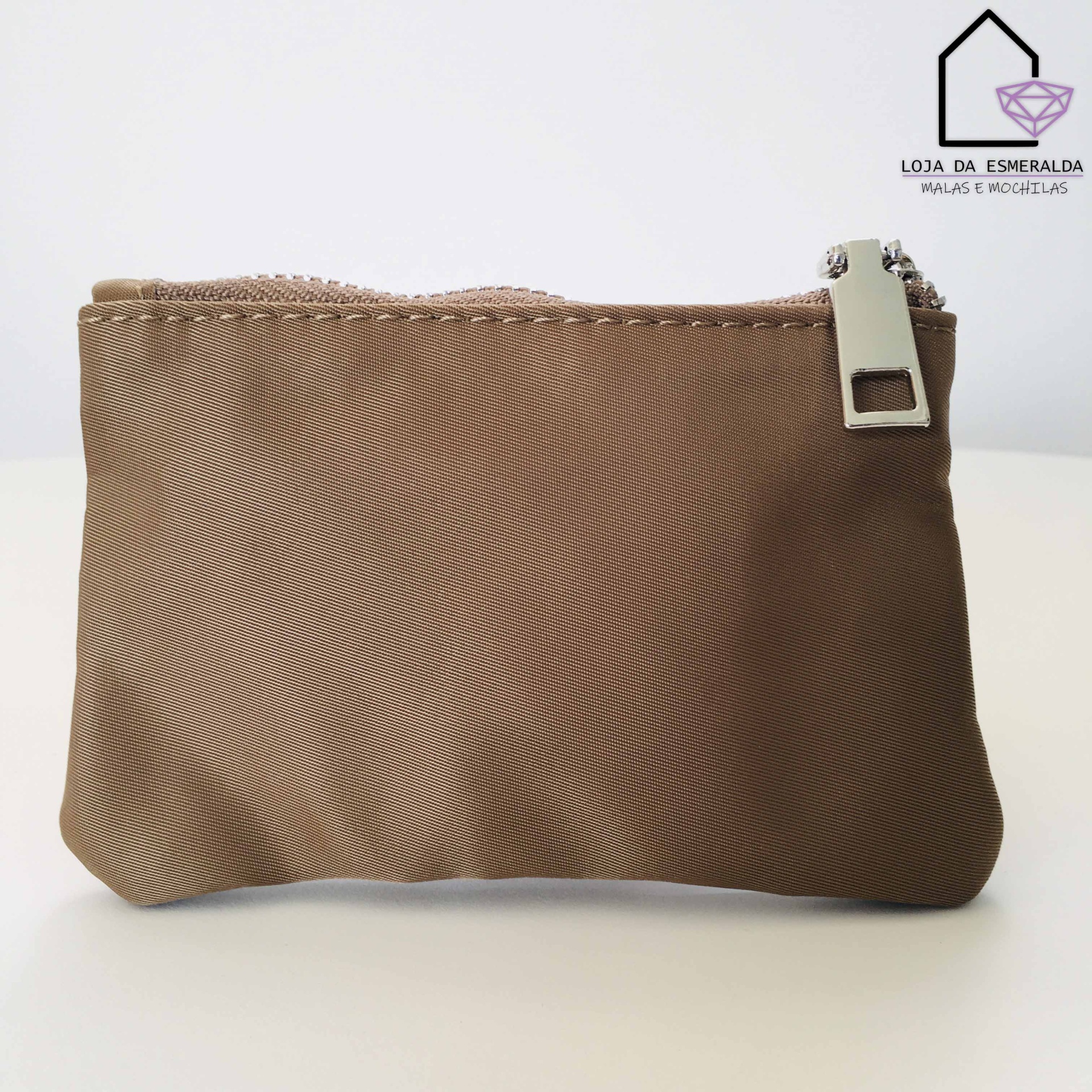 Carteira castanha clara com fecho prateado sobre fundo branco e logotipo da Loja da Esmeralda