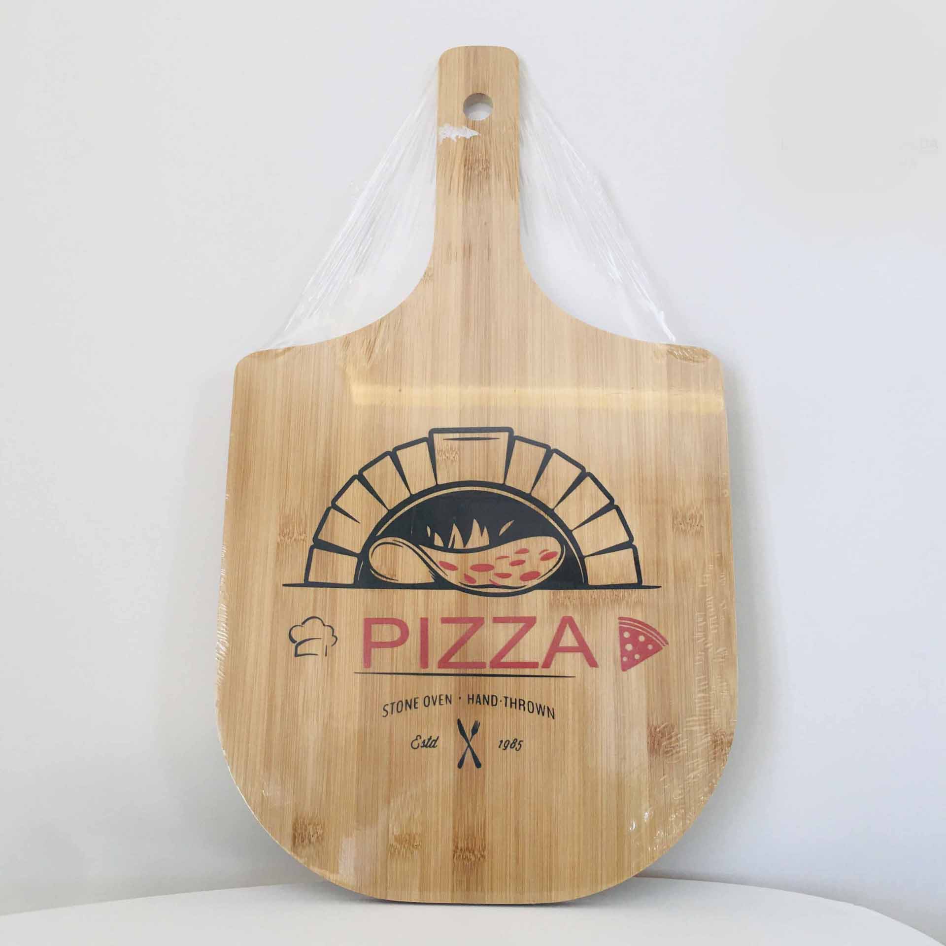 Tábua de cortar pizza em madeira com ilustração de forno e pizza