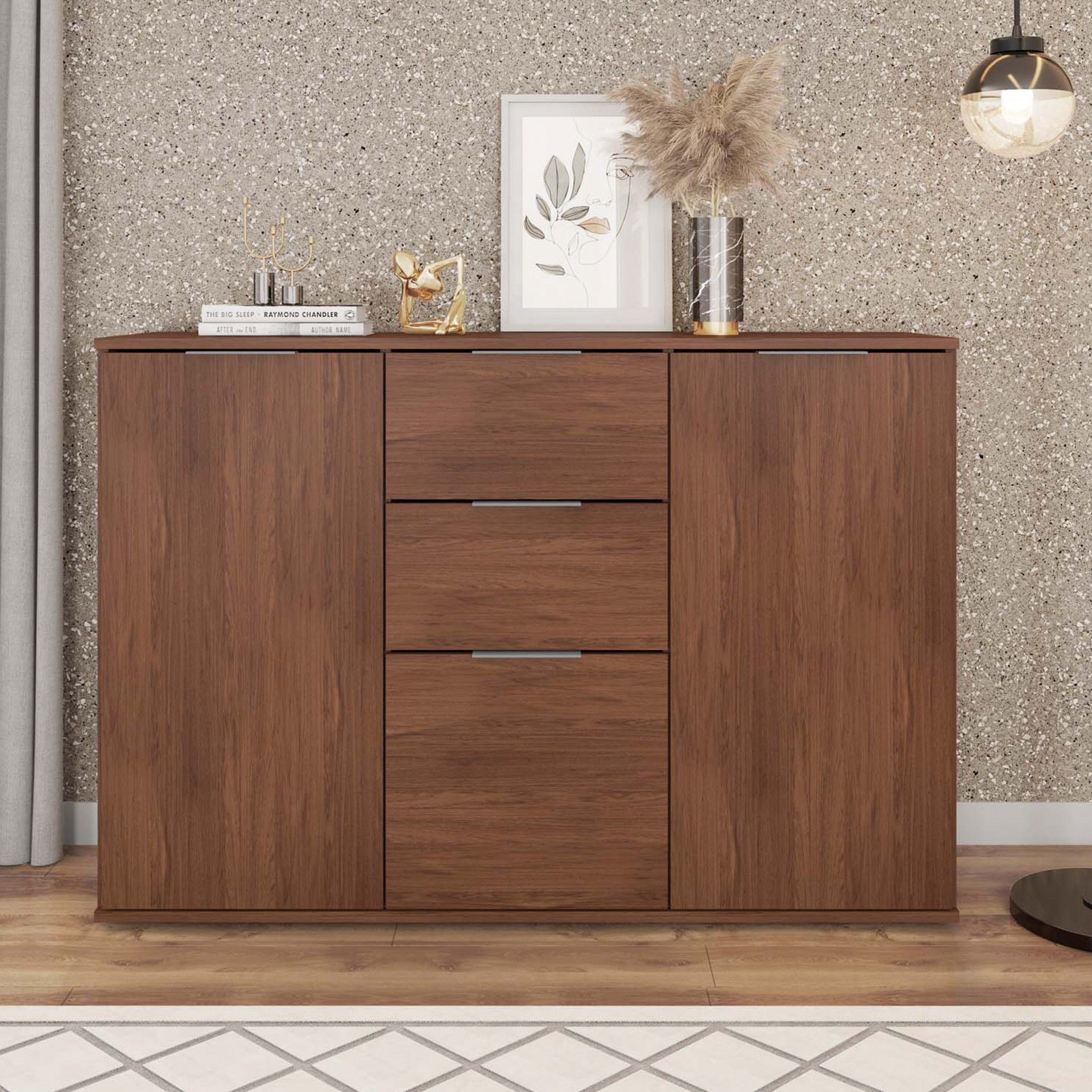 Aparador em madeira castanha com decoração e candeeiro suspenso