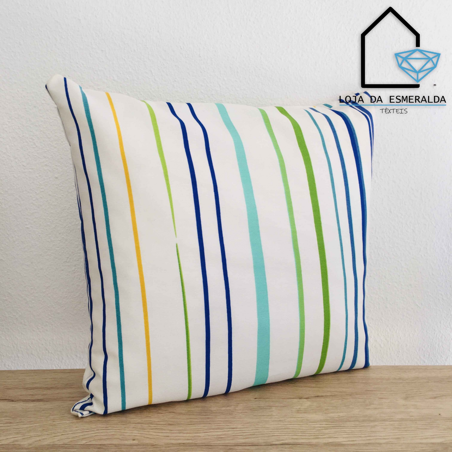 Almofada branca com riscas coloridas
