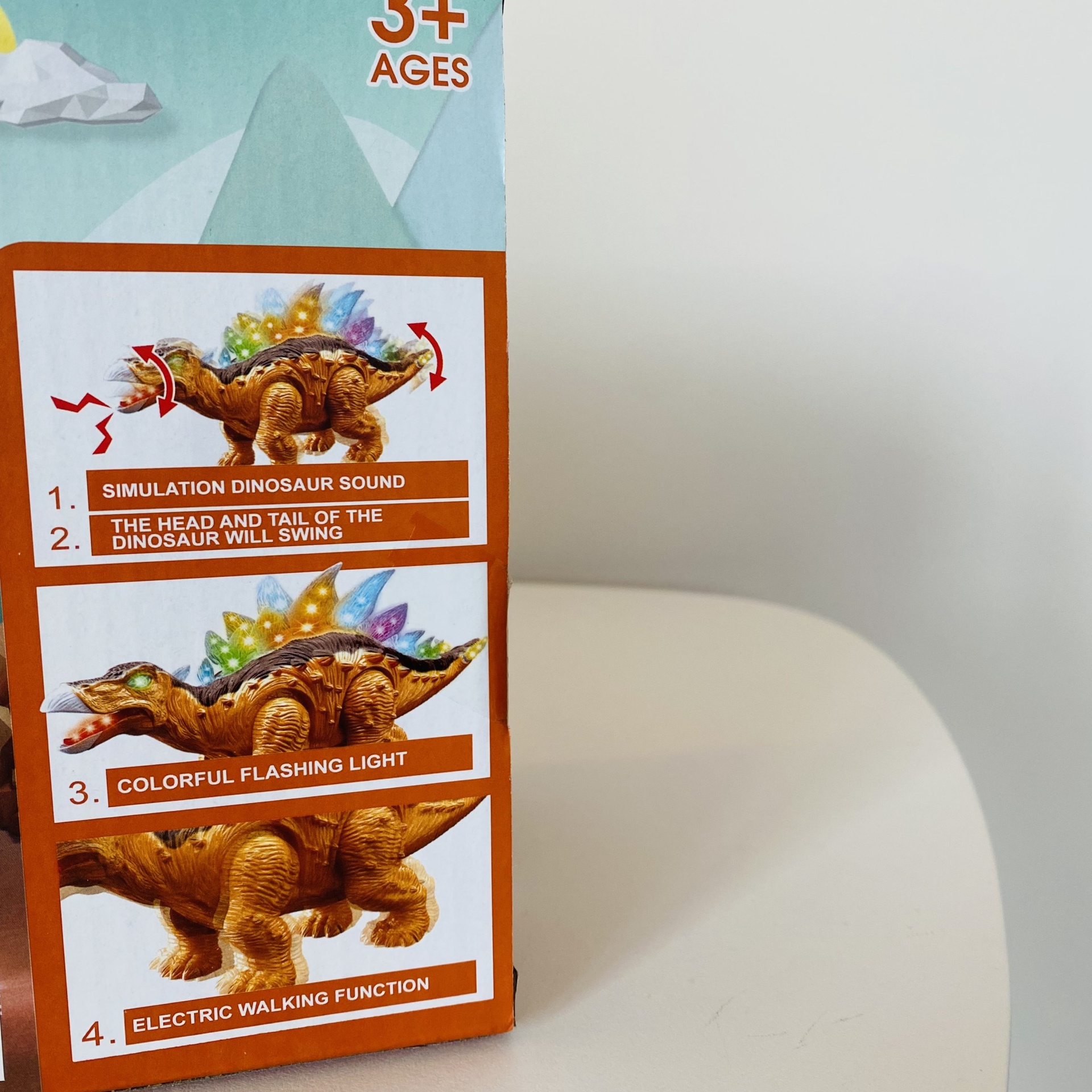 Embalagem de brinquedo dinossauro com funcionalidades descritas