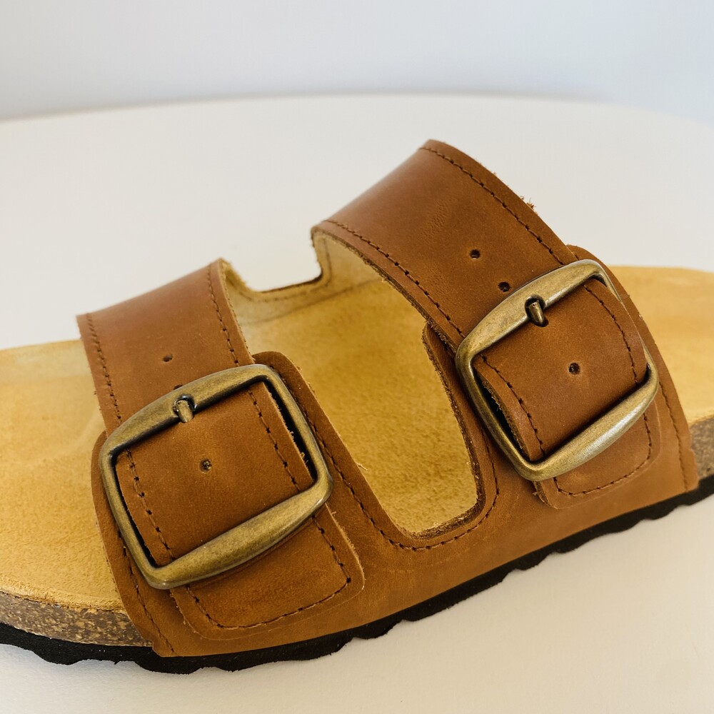 Sandália castanha com duas tiras largas e fivelas metálicas douradas