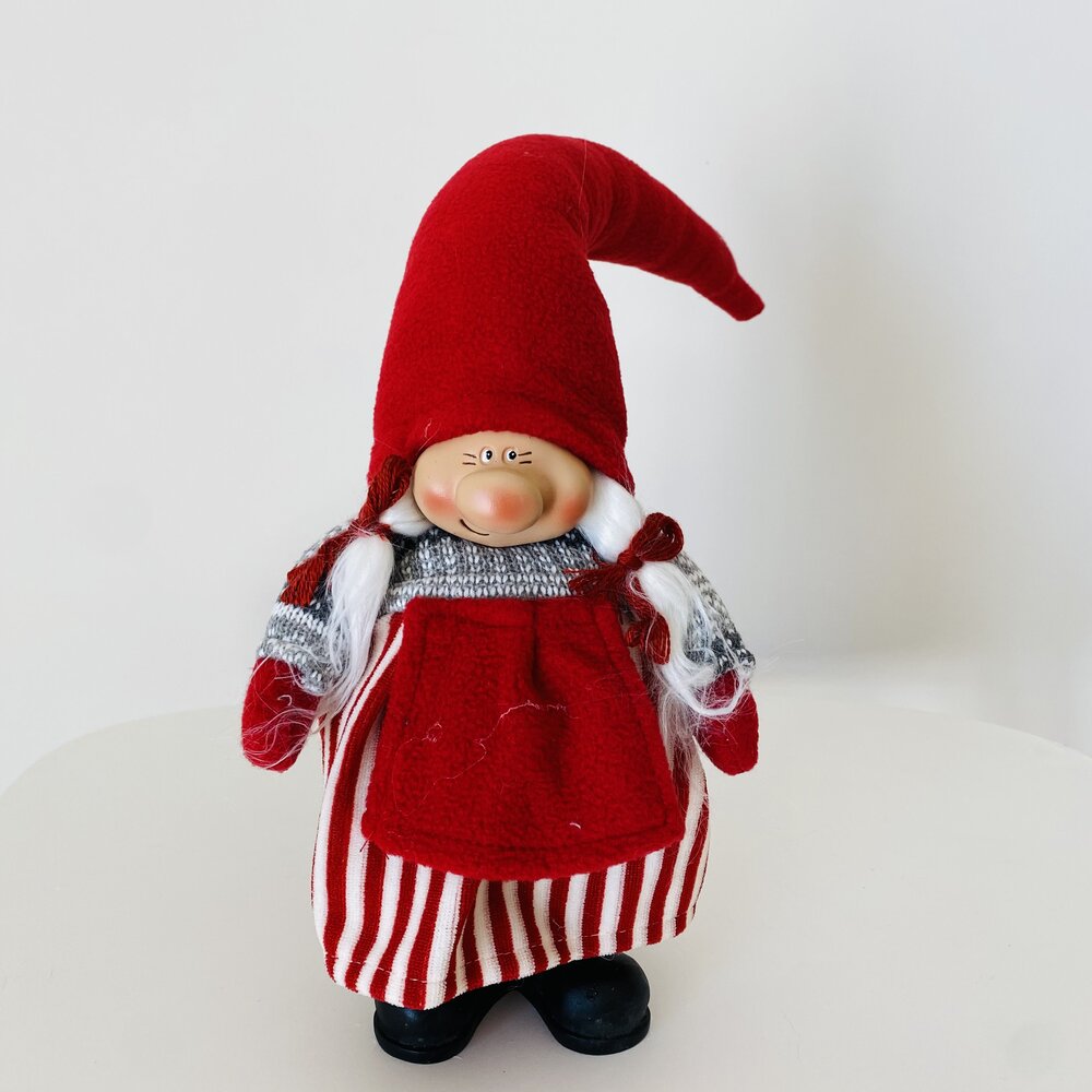 Figura decorativa de duende com gorro e vestido vermelho e branco