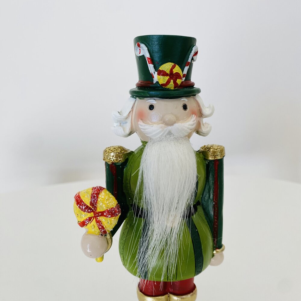 Figura decorativa de soldadinho de chumbo em madeira colorida segurando doce