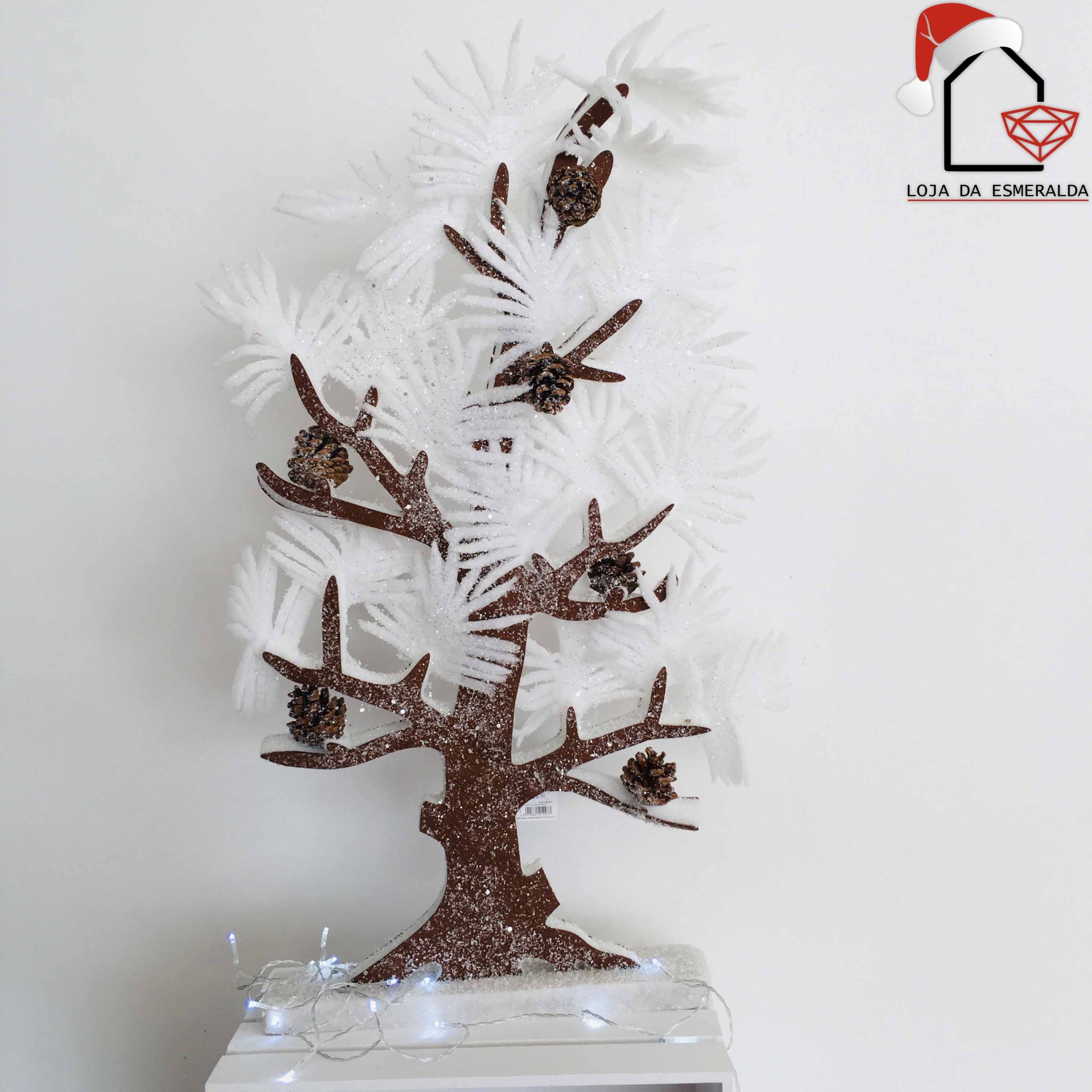 Árvore de Natal decorativa branca e castanha com pinhas