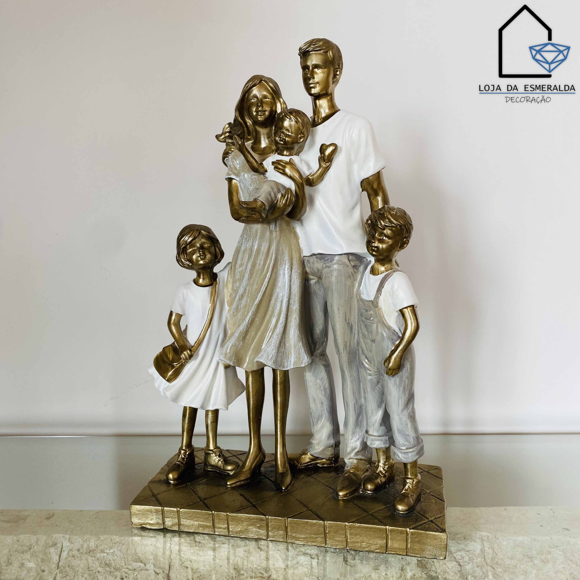 Estátua decorativa de família com cinco figuras em tons dourados e brancos