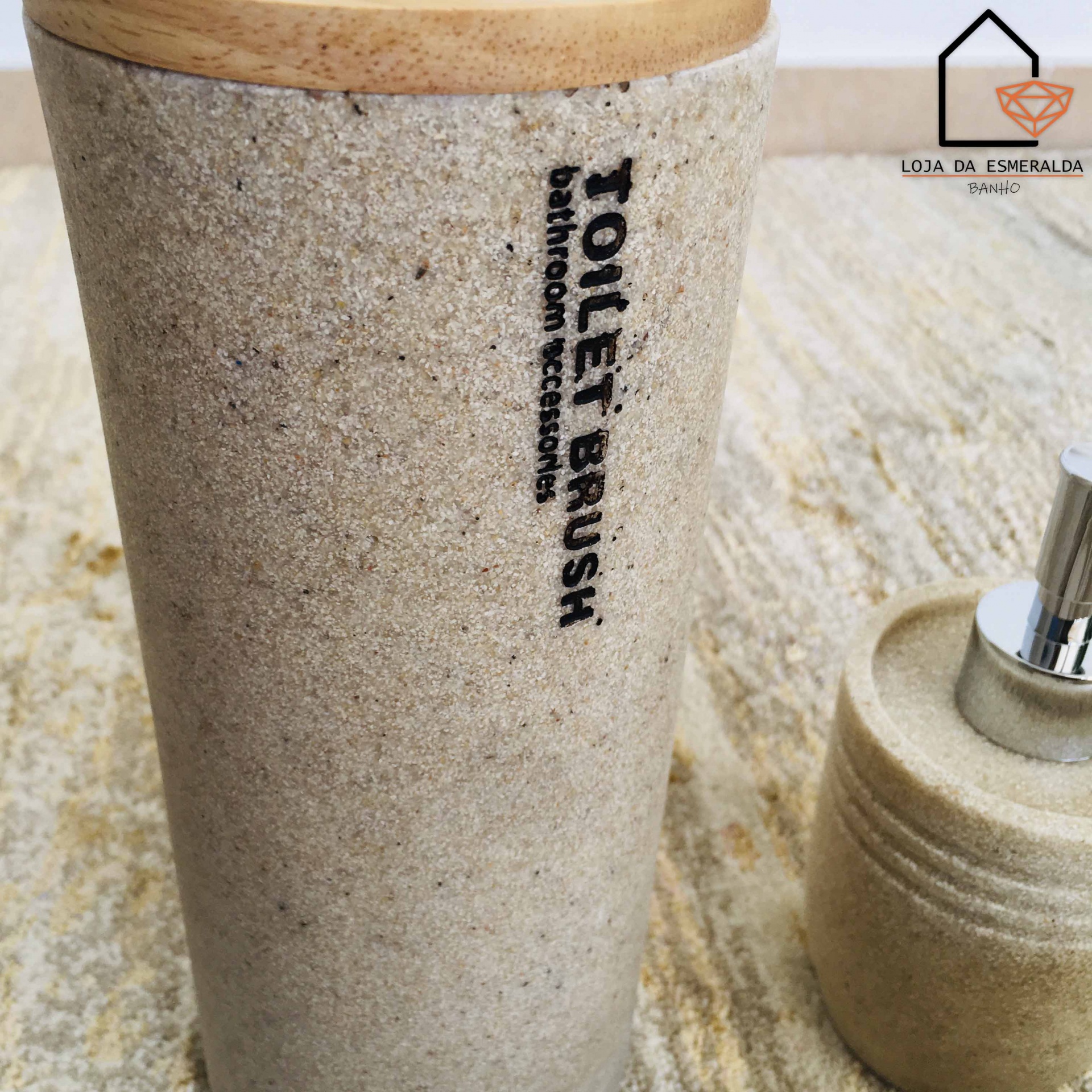 Conjunto de acessórios de casa de banho em material texturizado bege com tampa de madeira e doseador de sabão.