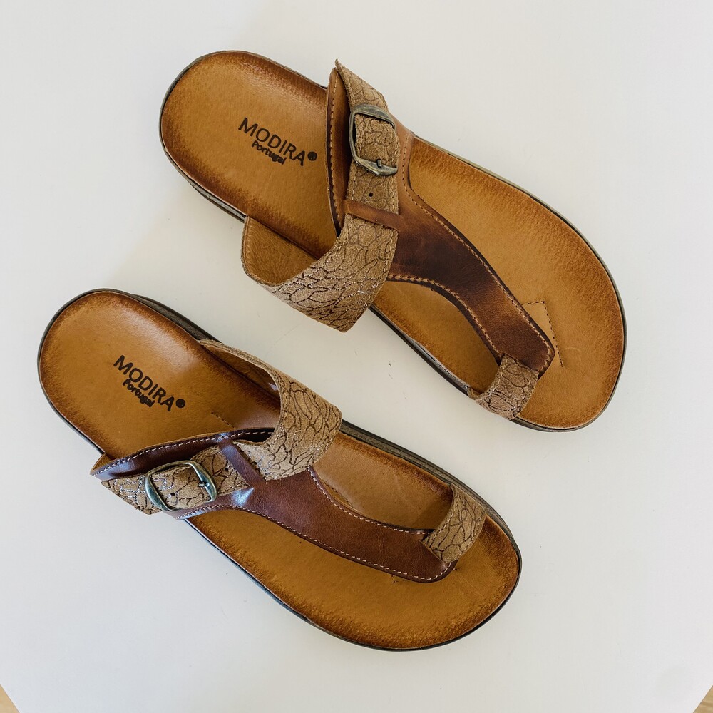 Sandálias tipo chinelo castanhas com padrão de cobra e fivela