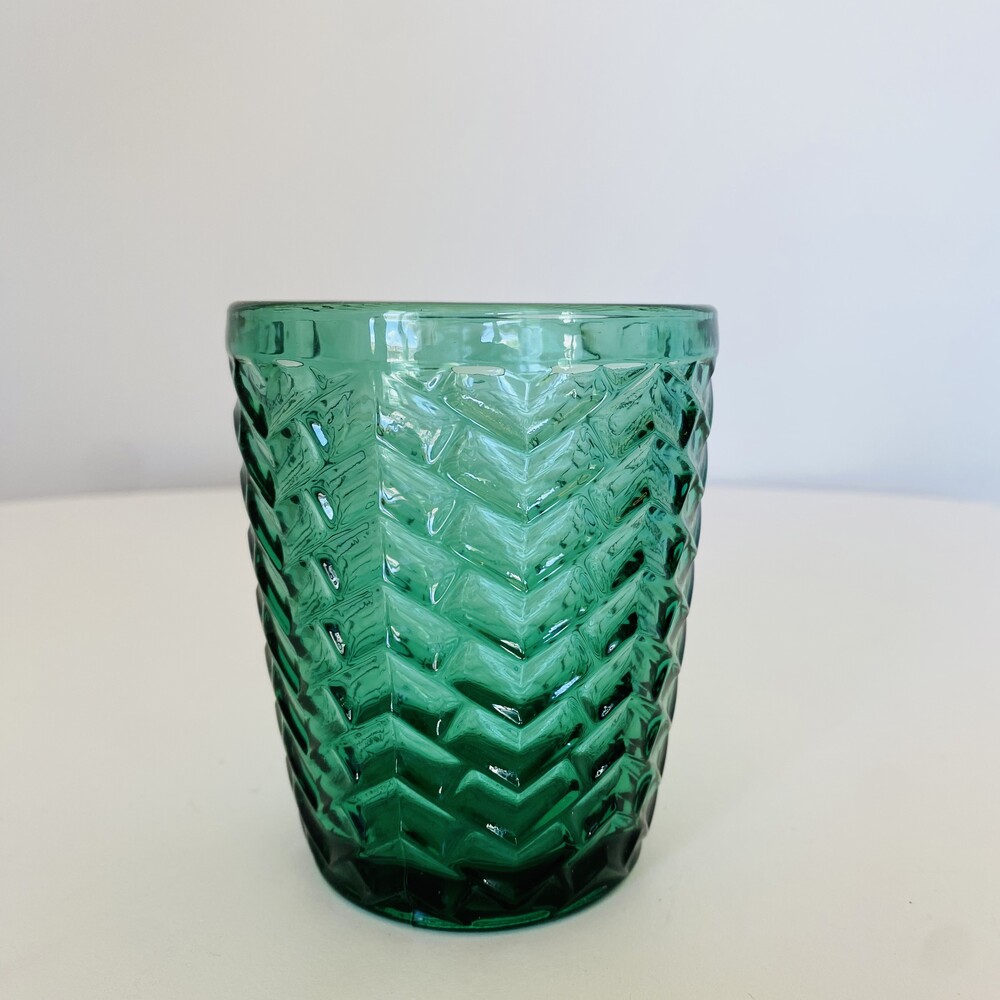 Copo verde de vidro com padrão geométrico em relevo