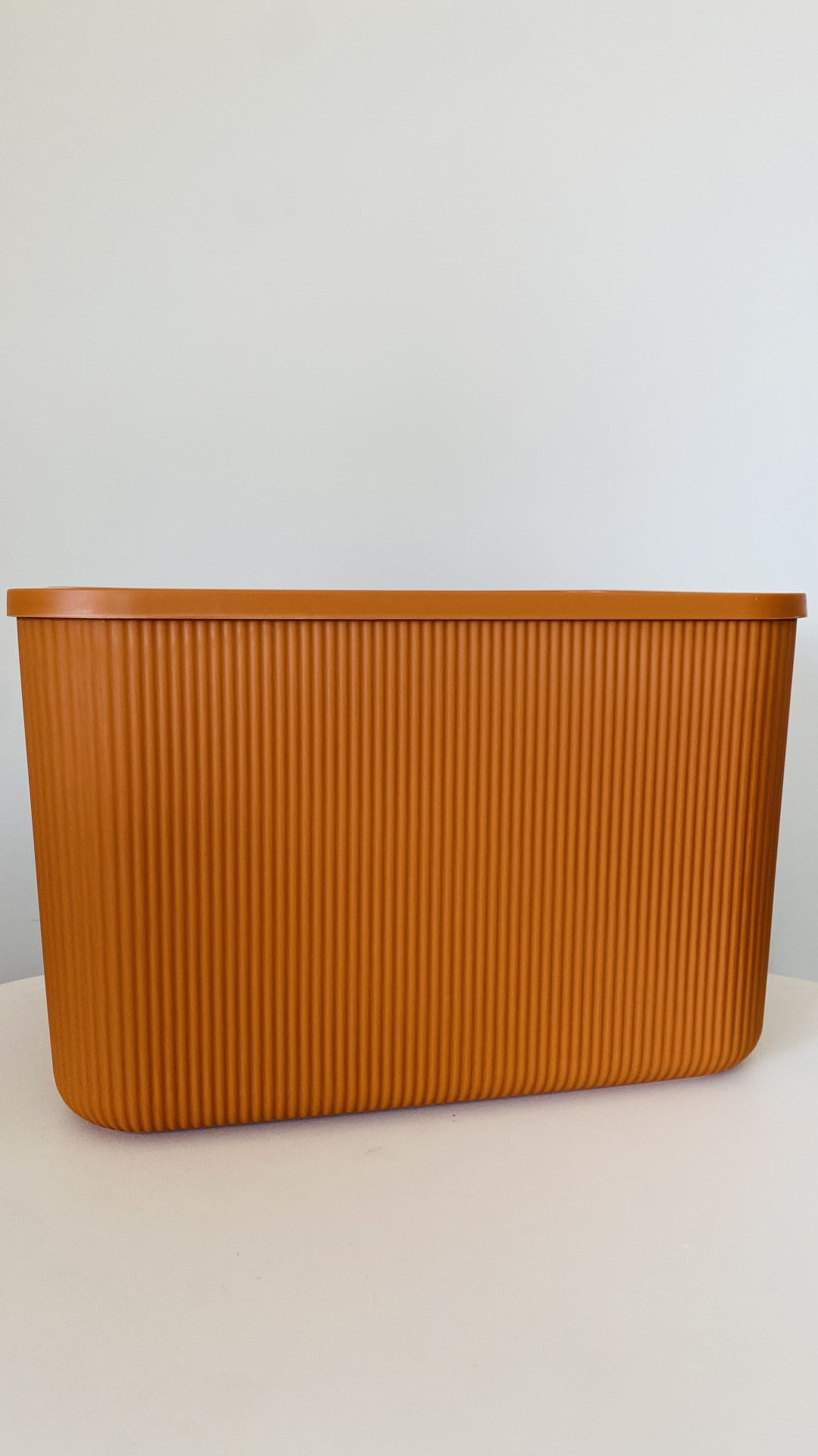 Vaso retangular de plástico castanho com textura canelada vertical