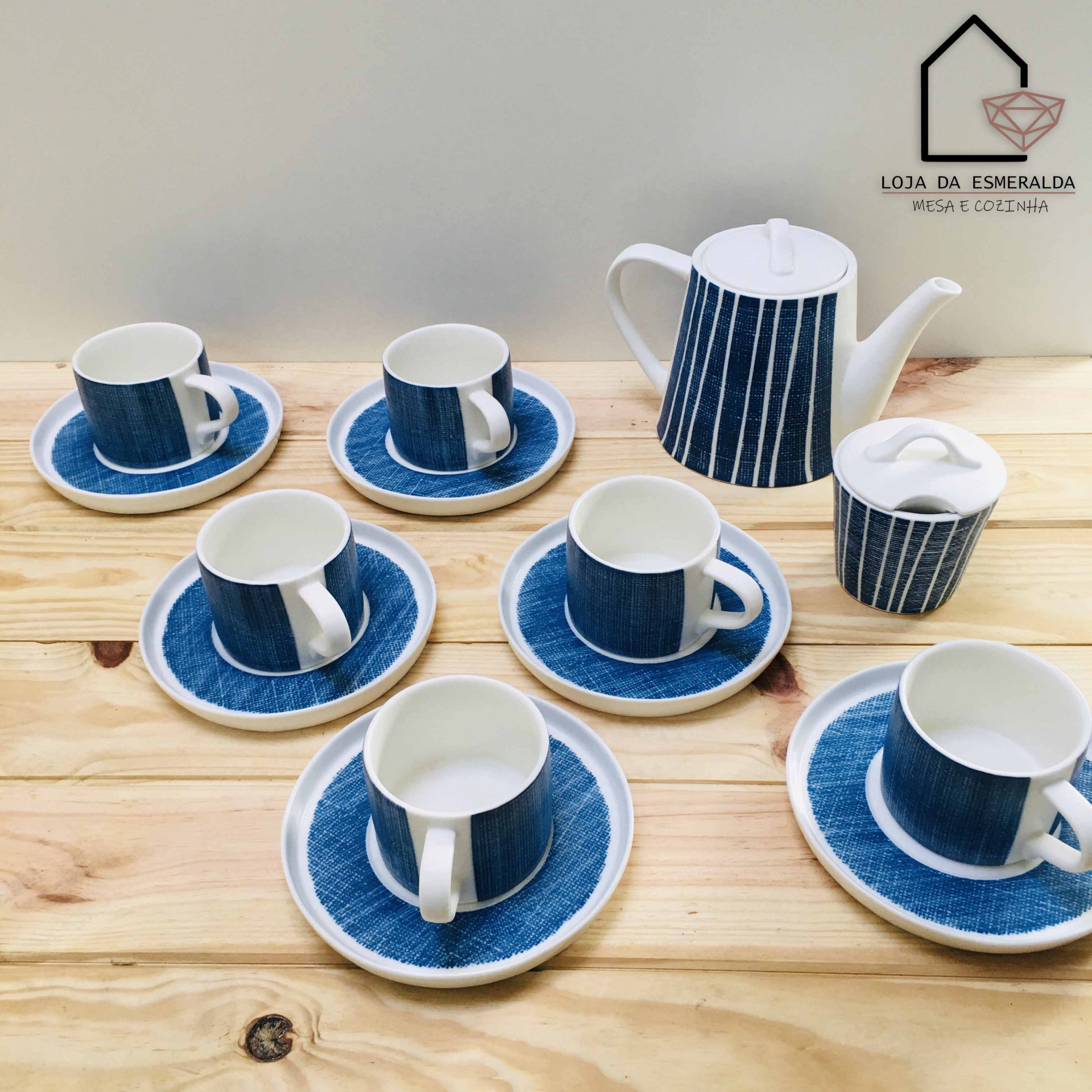 Conjunto de chá branco e azul com padrão listrado sobre mesa de madeira