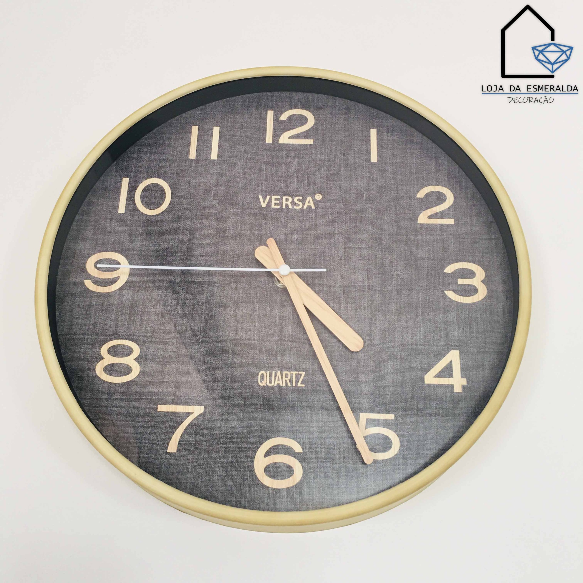 Relógio de parede redondo com fundo cinza e moldura bege