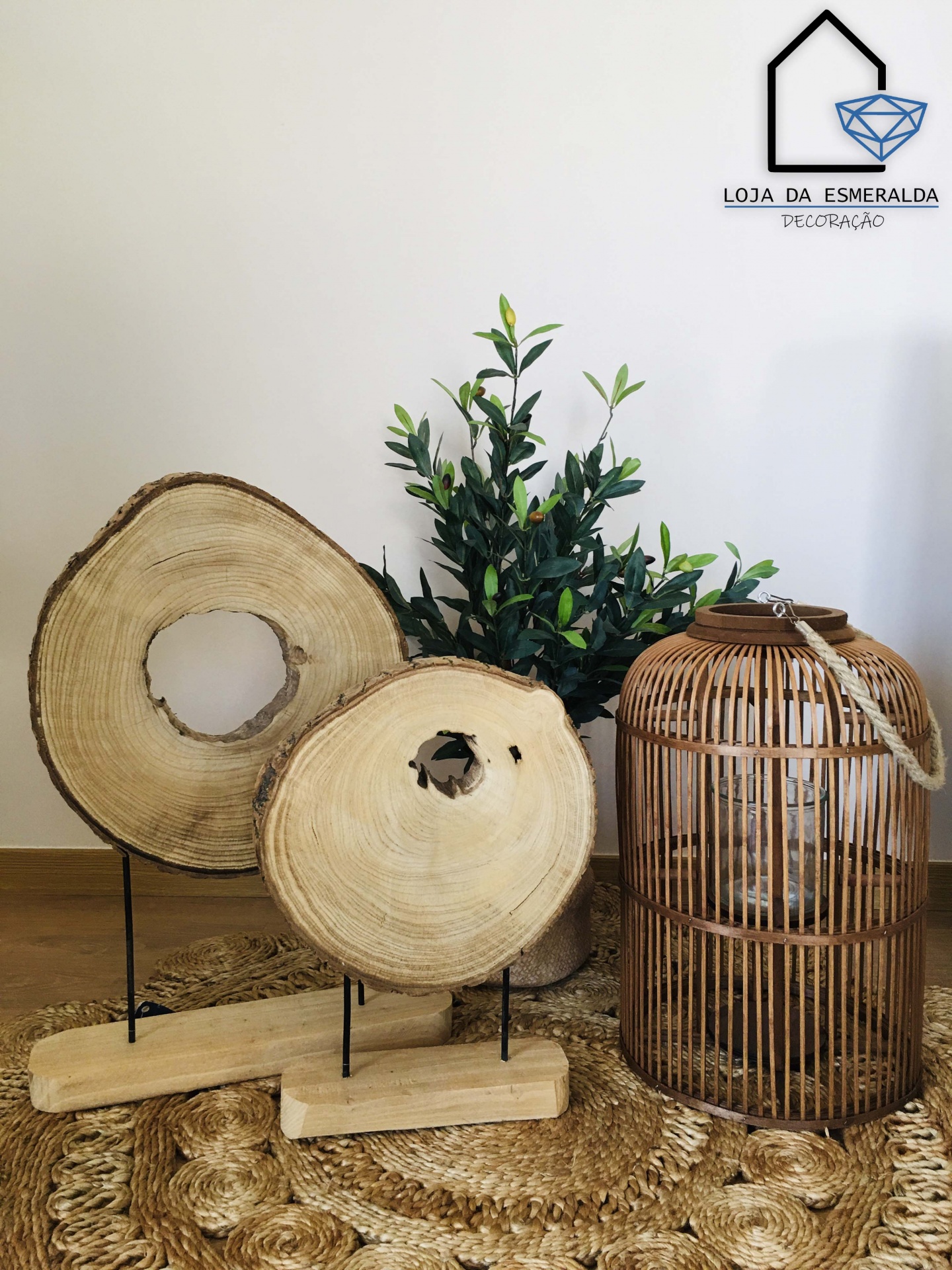 Peças decorativas de madeira, planta artificial, lanterna de bambu e tapete trançado