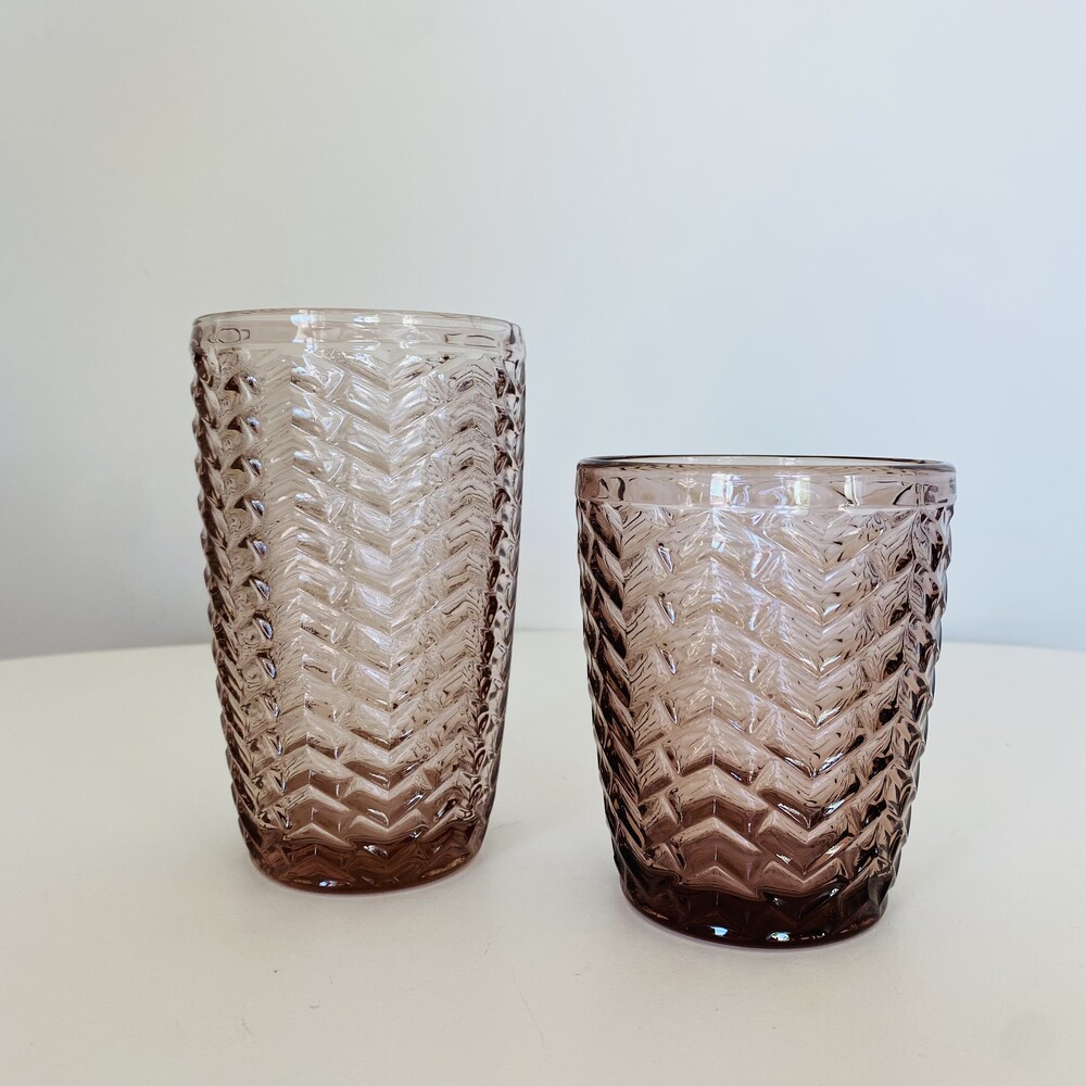 Dois copos de vidro castanho translúcido com padrão em relevo de espinha de peixe