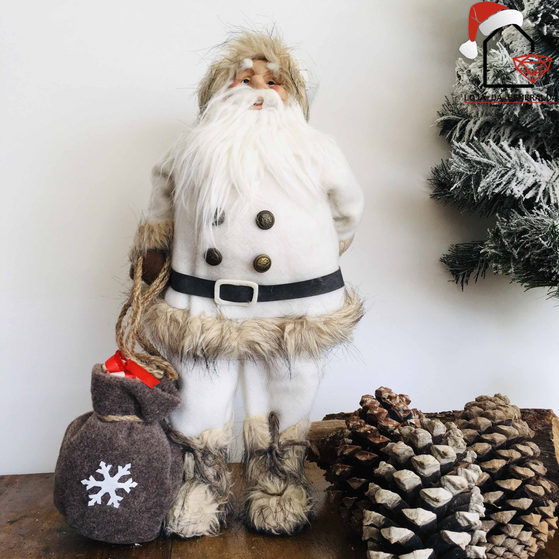 Boneco do Pai Natal branco com saco e pinhas
