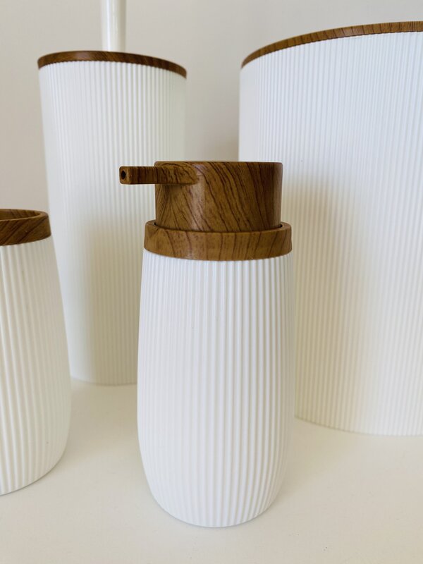 Conjunto de recipientes de casa de banho brancos com tampa castanha que simula madeira