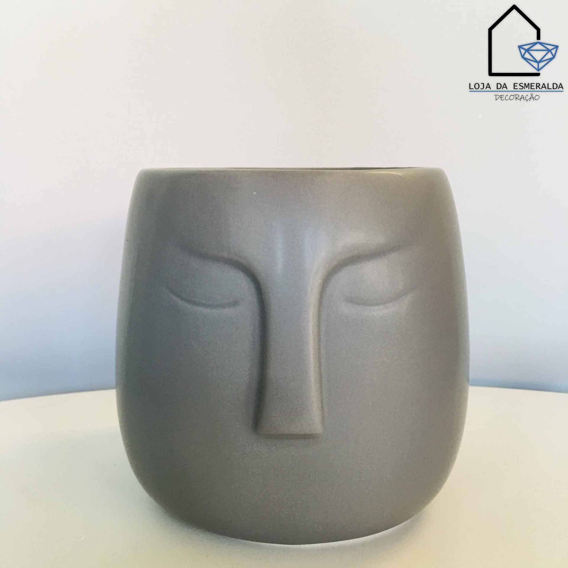 Vaso cinzento de cerâmica em forma de cara estilizada