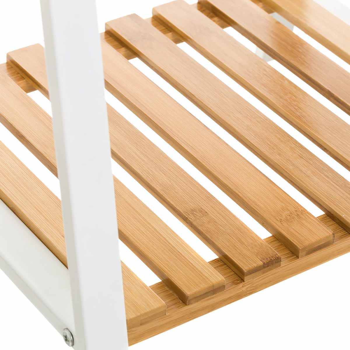 Prateleira de ripas de madeira clara com estrutura metálica branca