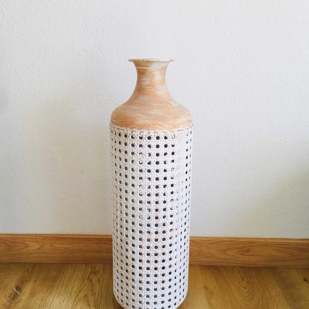 Vaso alto decorativo branco com padrão de círculos e colo em terracota