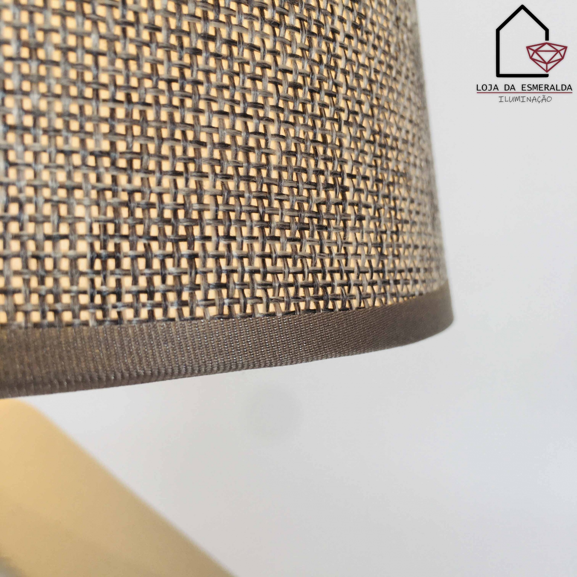 Abajur com cúpula em tecido tipo ráfia bege e castanho e base em madeira clara