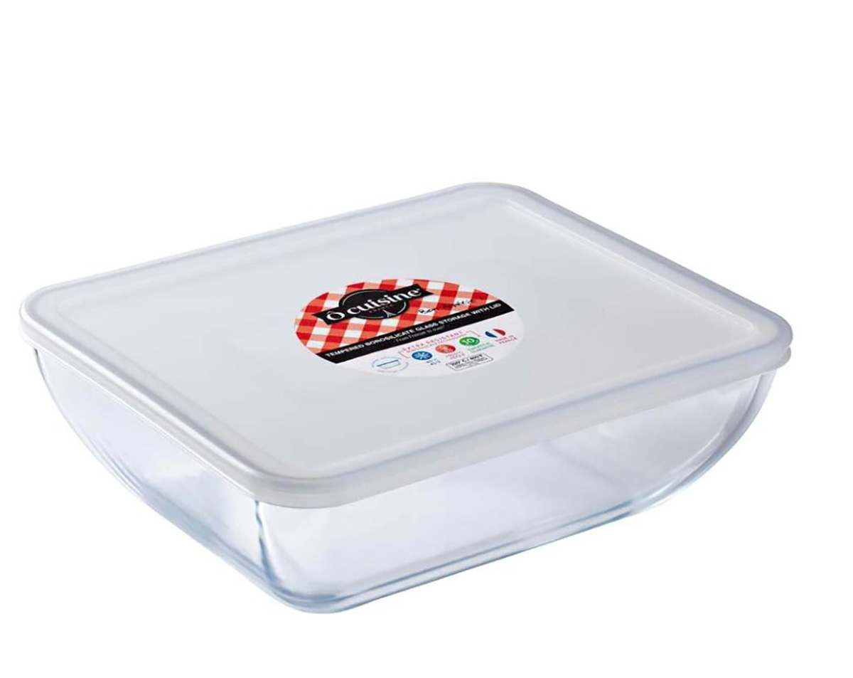 Recipiente quadrado de vidro com tampa branca e etiqueta redonda no centro