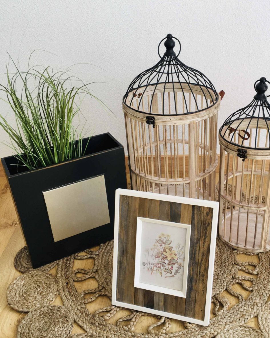 Conjunto decorativo com floreira, gaiolas, moldura e tapete