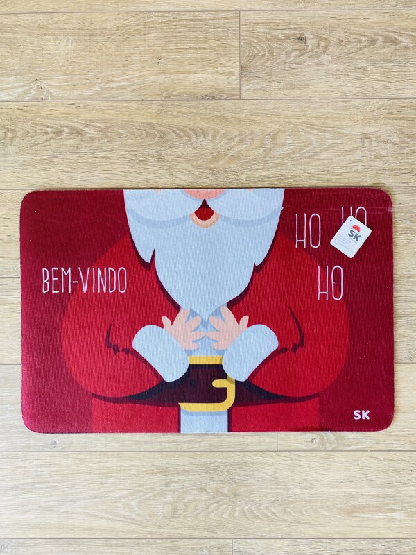 Tapete retangular vermelho com estampa de S. Nicolau e texto de boas-vindas