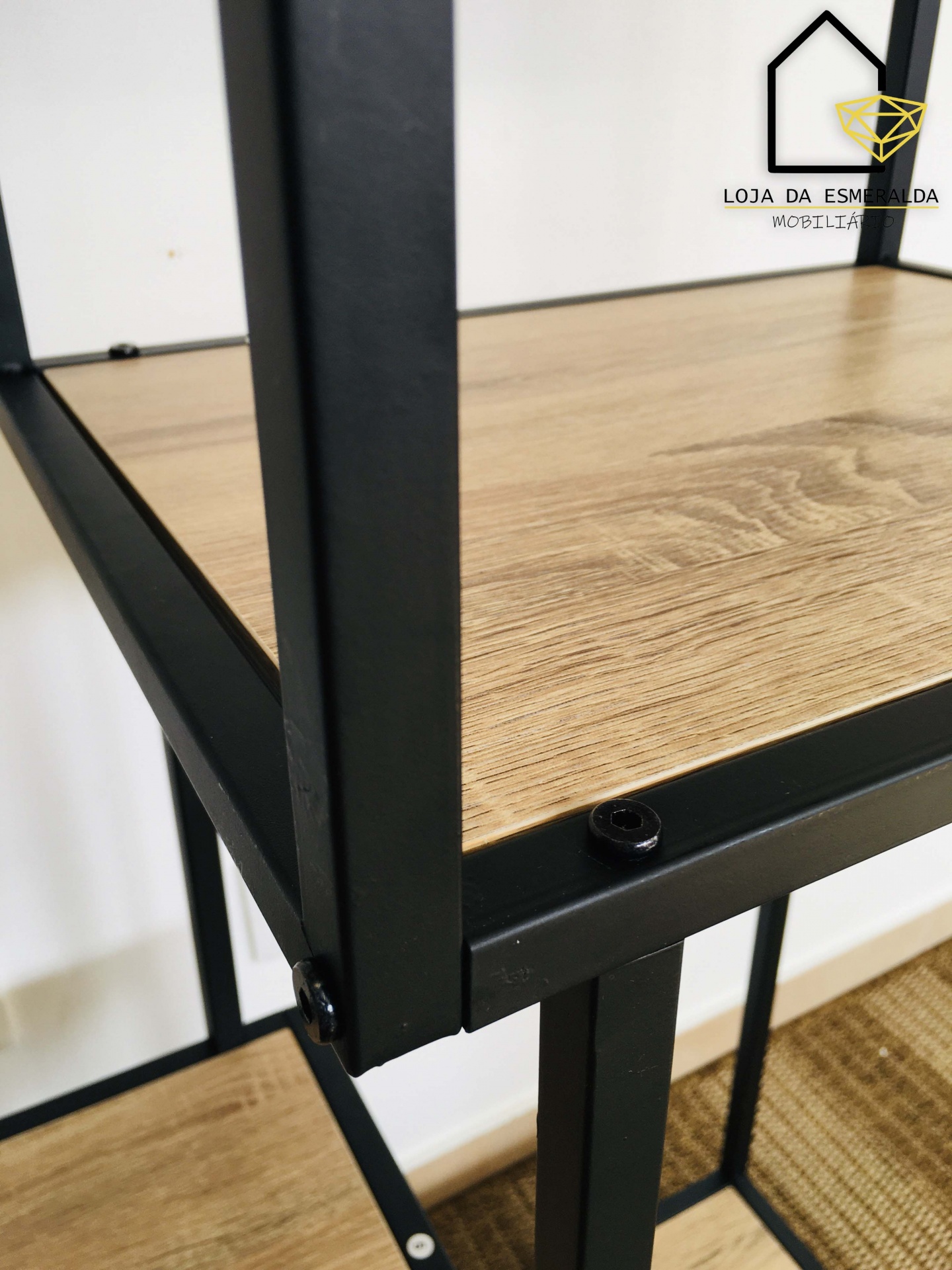 Prateleira de madeira clara em estrutura metálica preta para armazenamento